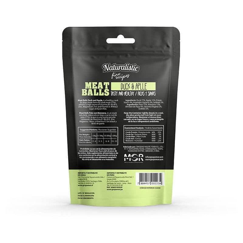 Perro disfrutando Meatballs de pato y manzana durante entrenamiento